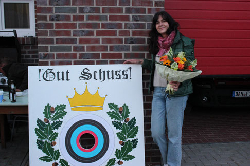 Susanne Siemke vor der von Ihr gestaltete Schießtafel zum Königsschießen 