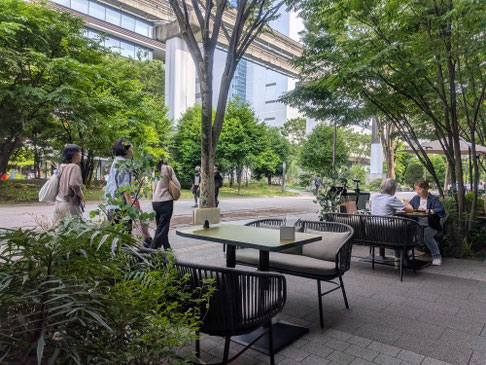立川市のおすすめデートスポット、自然豊かで開放的なGREEN SPRINGS（グリーンスプリングス）のカフェテラス席の風景。お見合い後のお茶や交際中のデートに最適な立川エリア。