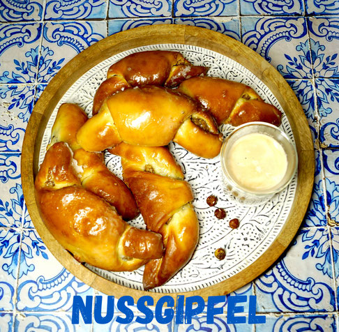 weiche, große Hefeteighörnchen mit Haselnuss-Zitronen-Füllung
