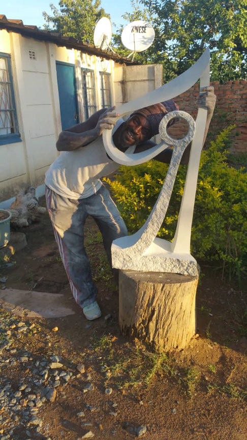 Benjamin Musendami mit einer seiner Werke 