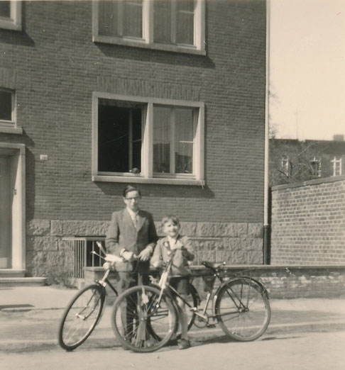 Meine Brüder vor dem Haus - rechts sind Kasernengebäude zu erkennen