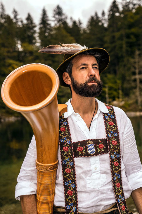 Nö, der Mann hat sich nicht hierher verirrt! Loisach Marci aus Garmisch-Partenkirchen ist seit Jahren mit Alphorn-Techno erfolgreich. Bei den Liveshows des Multiinstrumentalisten kommen bis zu 14 Instrumente zum Einsatz. Foto: Promo   