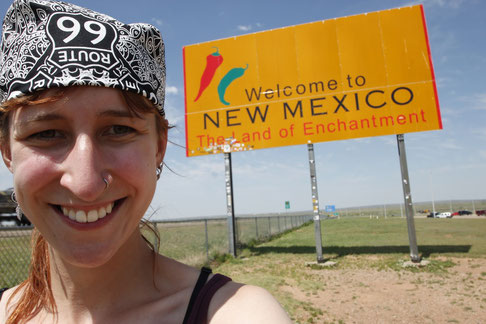 Bloggerin am Schild von New Mexico