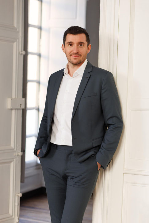 Portrait de Pierre-Antoine Guennec, architecte d’intérieur Archi-int à Carantec, dans un intérieur lumineux et professionnel