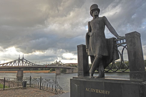 Wolga-Ufer in Twer, Puschkin-Denkmal mit der neuen Wolgabrücke im Hintergrund