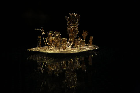 The legendary golden float with the scene of "El Dorado". It´s the higlight of the Museo del Oro.