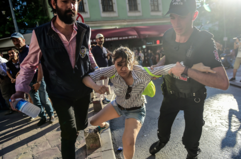 Source AFP - Des policiers anti-émeutes turcs bloquent l'accès à l'avenue Istikjlal aux marcheurs de la Gay Pride, le 25 juin à Istanbul.