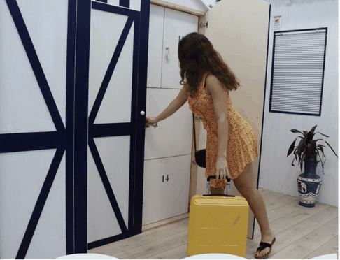 deposito bagagli con forma da cabina da spiaggia e signorina con un bagaglio in mano