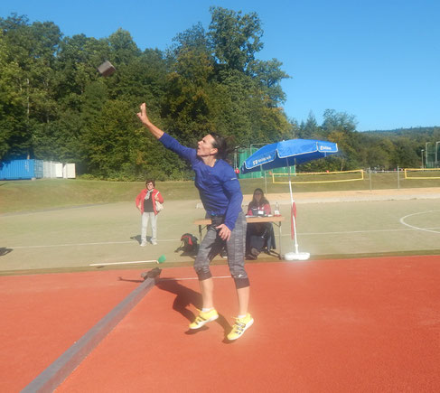 Anne Reuschenbach mit einen sehr schönen Steinstoßversuch.