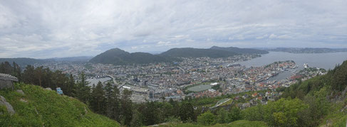 Panoramablick vom Fløyen auf Bergen in Norwegen mit Hafen, Innenstadt und Fjord
