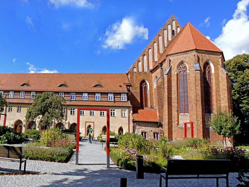 Kloster Prenzlau mit neugestaltetem Klostergarten