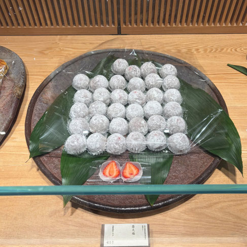 大好きな鈴懸の苺大福(冬季から4月上旬限定)。 5月も旬の味覚を楽しみたい！