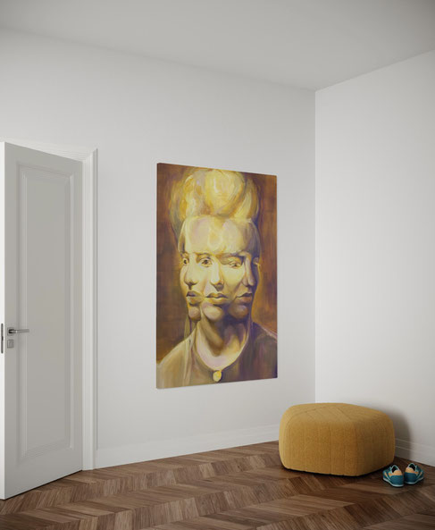 Portretschilderij met een surrealistisch effect van een vrouw met meerdere gezichten in geel- en bruintinten, hangt aan een muur in een minimalistisch ingerichte kamer met visgraatvloer en een mosterdgele poef.