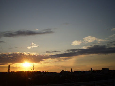 今日の屋上からの夕日。随分と日が短くなりました