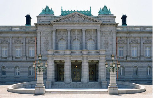 Detalle de la fachada principal del Palacio Real de Alameda.