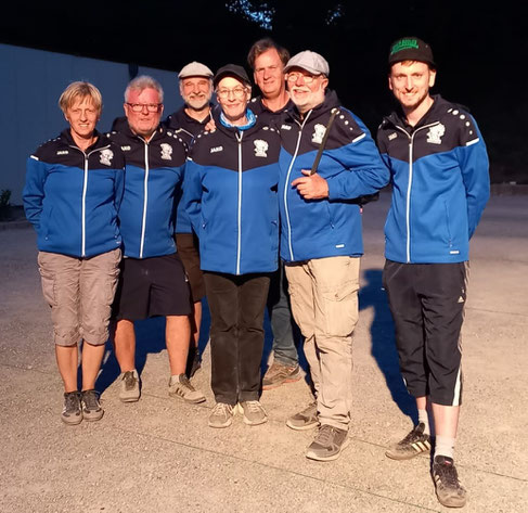 Sieben Busch-Bouler feiern sieben Siege und Platz Sieben: Barbara, Klaus Sö., Kai, Renate, Matthias, Bernd und Sören (es fehlt Azim)