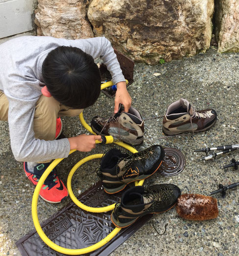 11:30帰宅♪　もっと早く高知に着いていたんですけど、2か所ほど園芸店をパトロール♪ｗ　で、すぐ風呂に入りたいとこですが、先ず道具の手入れ！　自分の使ったモノは大切にしないとね♪　この後、風呂に入り出ると奥さんがバター醬油ハンバーグを用意してくれてました♪　　＊なんか今回も三嶺に嫌われた息子さん、、「次は絶対に三嶺に行く！」って言ってくれたんで、これからも休みが合えば一緒に山に行きたいと思いやす♪　