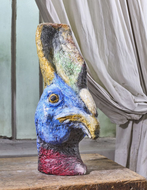 Claude torricini, Casoar, plâtre peint, signé, 59 x 25 cm , expose à la galerie agnes thiebault 