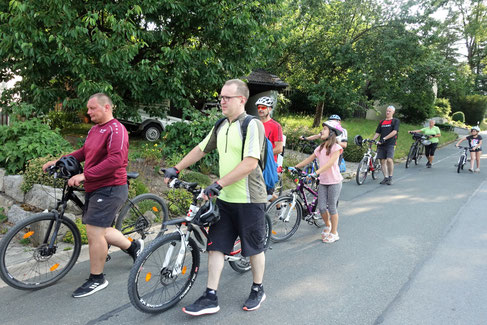 ...schließen sich auch die Radfahrer eine kurze Teilstrecke zu Fuß an.