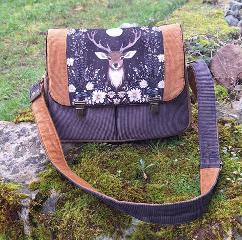 besace cartable femme, sac à bandoulière , velours gris et caramel, faux cuir taupe, velours ras imprimé cerf au  clair de lune, fabrication artisanale française