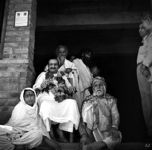 7th November 1954 : Meher Baba at Namanand's dharamasala in Pandharpur, wth Mrs.Kaikadi Maharaj ( left ), Kaikadi Maharaj ( behind Baba ) Namanand & Gustadji ( facing away ) & Saint Gadge Maharaj ( seated right of Baba ). Photo taken by B. Panday. 