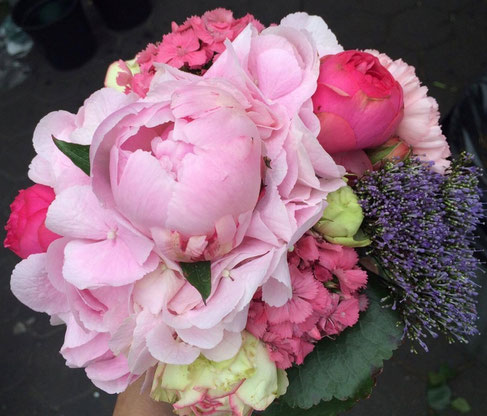 Kreativer Blumenstrauß, Brautstrauß.