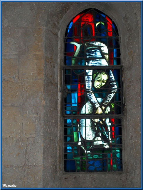 Un des vitraux, église Saint-Vincent, Les Baux-de-Provence, Alpilles (13) 