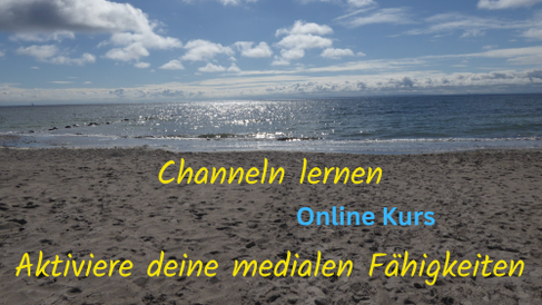Wolken am Himmel über einem Strand. Darüber Text: Channeln lernen Online Kurs Aktiviere deine medialen Fähigkeiten