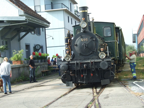 Eine der letzten Dampfbahnfahrten zum Bahnhof in Wolfhausen (Bild: buebikernews)