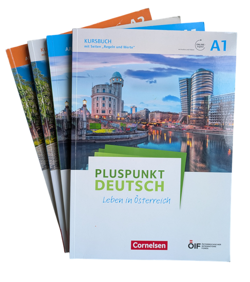 Stapel von Cornelsen "Pluspunkt Deutsch: Leben in Österreich" Kursbüchern, inklusive dem A1 Kursbuch, für Sprachkurse bei Sprachwelt