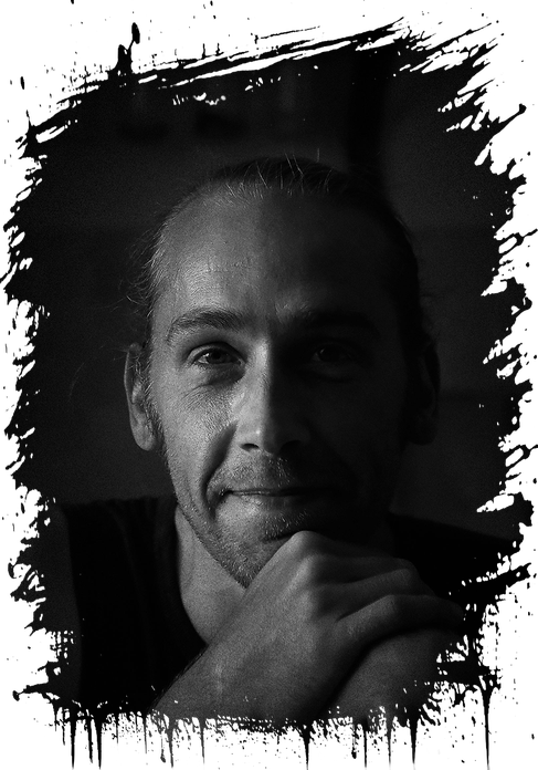 ein schwarz weiss Foto des Künstlers Jonas Heinevetter alias Alltich