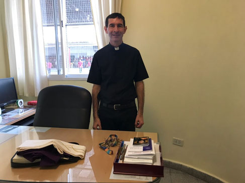 Eduardo, sacerdote de la Institución Nuestra Señora de Loreto en su lugar de trabajo