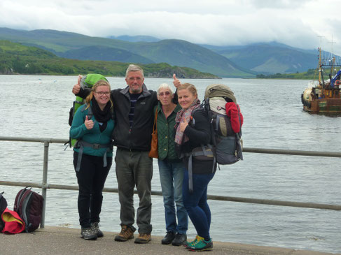 Abschiedsfoto im schottischen Ullapool vor malerisch-mystischer Kulisse.