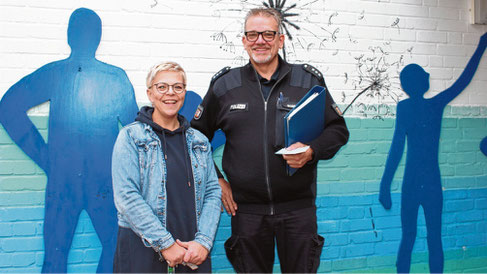 SCHULLEITERIN STEFANIE WIEBE UND POLIZEIHAUPTKOMMISSAR BURKHARD BODDIEN ERHOFFEN SICH VIEL VON DEM GEMEINSAM ERARBEITETEN PROJEKT. GGS SCHENEFELD