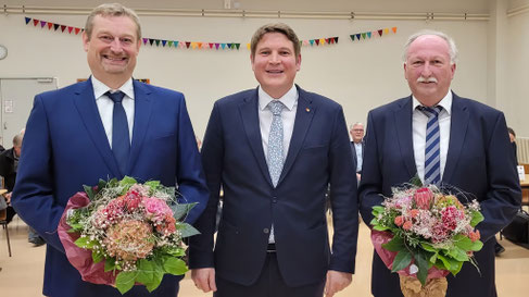 Bürgermeister Nicolas Aisch mit seinen Stellvertretern Rafael Weber (links) und Hubertus Eikenberg (rechts).