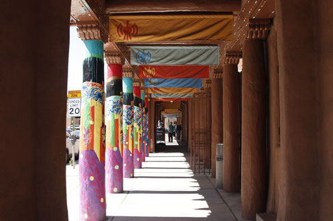 Galerie aus Sandstein in der Downtown Santa Fe