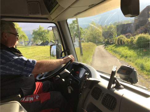 Auf allen Strassen und Wegen unterwegs. Hier am Steuer: Bruno Hunziker, Fahrer der J. Meier Grüt Transporte AG.