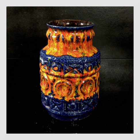 Vase orange et bleu 60's de type fat-lava avec belles coulures comme de la lave en fusion sur un décor en relief typique de BAY KERAMIK.