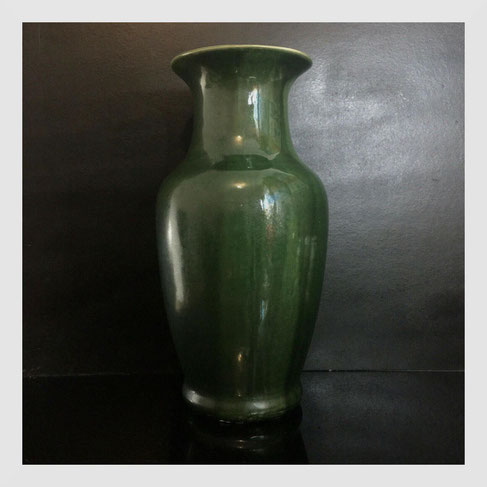 Ancien et remarquable grand vase potiche de forme Meiping en céramique, ou terre cuite, blanche, recouverte d'une glaçure verte présentant de belles irisations par endroits.