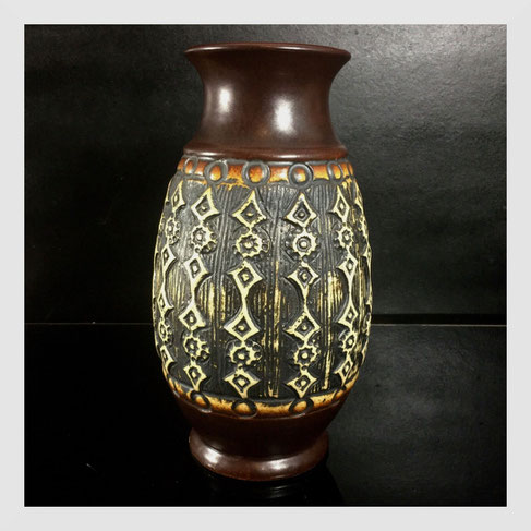 déco Africaniste - vase en céramique 1970s par Jasba reprenant motifs de scarifications corporelles