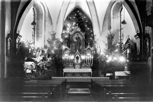 Weihnachten in der Pfarrkirche St. Peter u. Paul in Eslohe (Foto um 1950)
