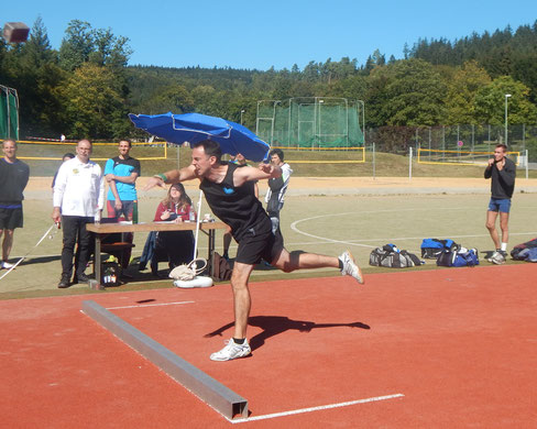 Andreas Schäfer beim Steinstoßen.