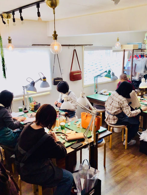 東京のレザークラフト教室の様子（ヨコハマセリエ）