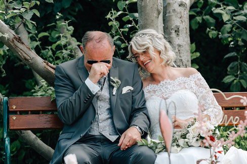 Hochzeit freie Trauung Gasthof Thaur Location Bauernhof Emotionale Feier mit lustigen Momenten Braut und Bräutigam lachen beide herzhaft