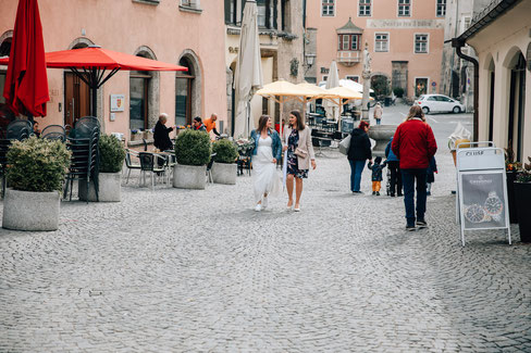 Hall in Tirol Standesamt Hochzeit Trauung Oberer Stadtplatz Eintreffen der Braut in weiß