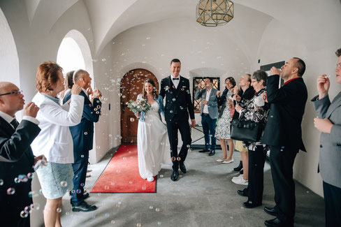 Hall in Tirol Standesamt Hochzeit Trauung Auszug Brautpaar Seifenblasen Gäste feiern Spalier