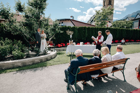 Hochzeit freie Trauung Gasthof Thaur Location Bauernhof Emotionale Feier mit Gästen Brautpaar und Trauredner
