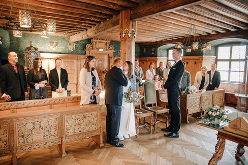 Hall in Tirol Standesamt Hochzeit Trauung Braut kommt herein Übergabe Brautvater an Bräutigam