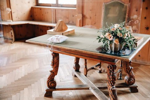 Hall in Tirol Standesamt Hochzeit Trauung historischer Trausaal Nahaufnahme Tisch