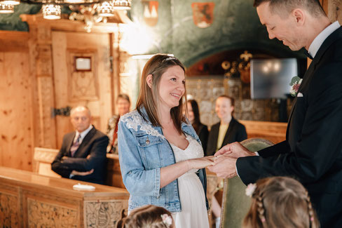 Hall in Tirol Standesamt Hochzeit Trauung Bräutigam steckt Braut den Ring an den Finger Liebe und Emotion Glück